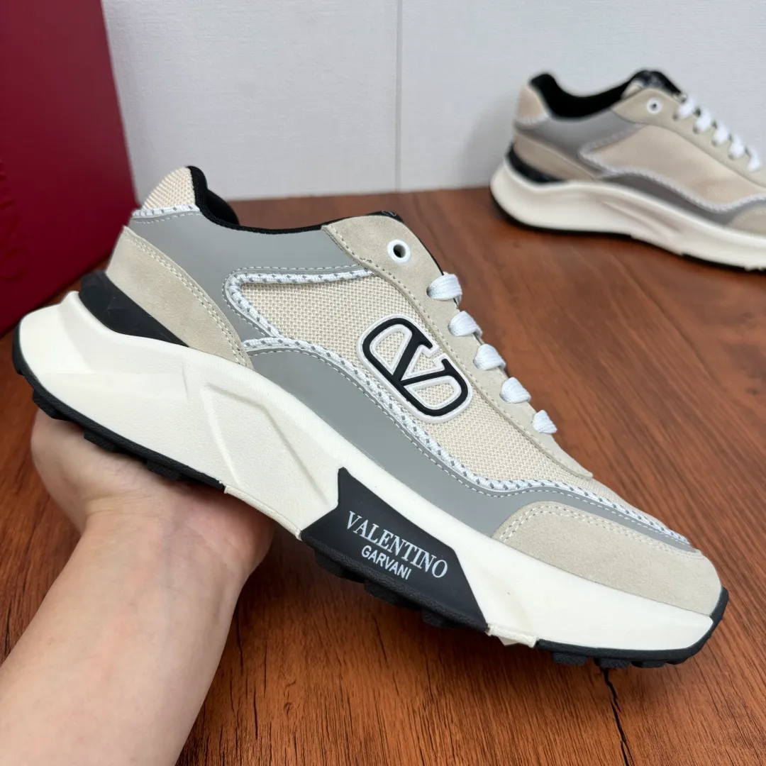 [Valentino] Top P: 820💰 Size: 39-44 leather shoe size (can be customized 38.45 cannot be returned or exchanged) VALENTION/Valentino FREEDOTS series new spring and summer men's sports shoes Lightweight and breathable casual thick-soled men's shoes Classic contrasting splicing design Suede cowhide stitching nappa calfskin + breathable technical mesh material Hot glue brand pattern badge logo details Delicate calfskin feet Lightweight mesh lining, ultra-light TPU foam rubber outsole, sports version, thick-soled style design, easy and versatile, multiple colors available, able to meet various matching needs, complete package! Item number: HL6688 Beige